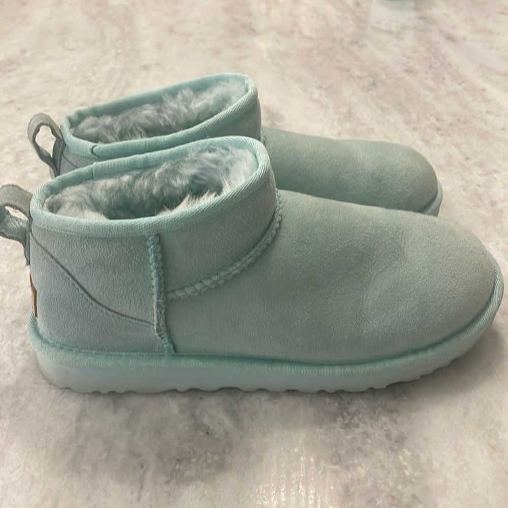 Ugg- Classic Mini